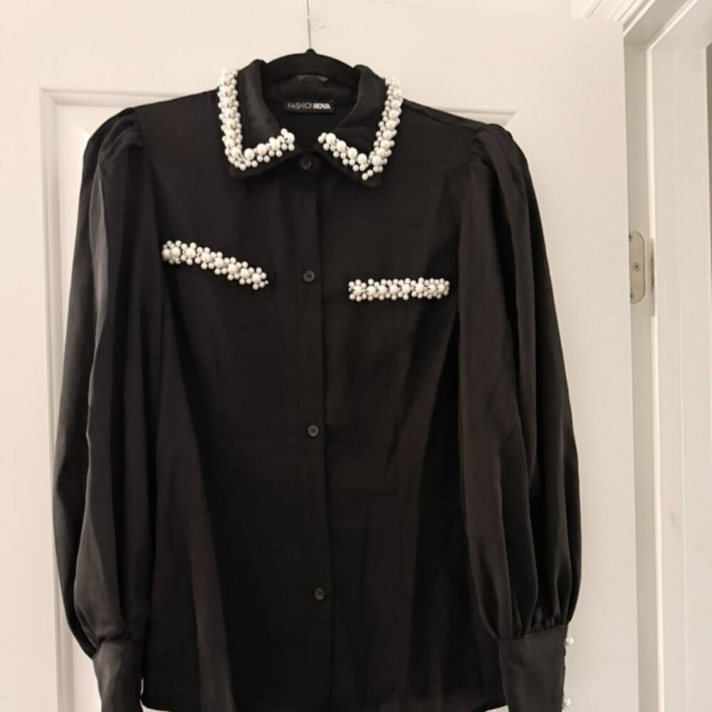 D22: Fashion Nova Black Blouse w/Peral Accents (Large)